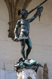 珀尔修斯与意大利佛罗伦萨美杜莎的头的雕像