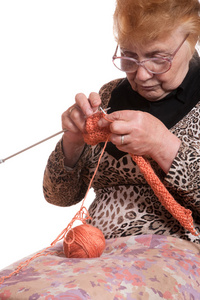 这位老妇人从事编织工作图片