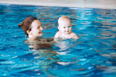 在游泳池里微笑迷人的婴儿
