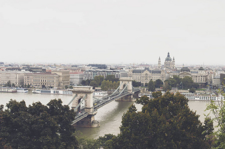 从布达最高的著名桥梁的多云布达佩斯视图
