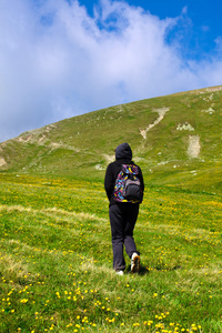 帕里山的伊泽峰上徒步旅行的女游客