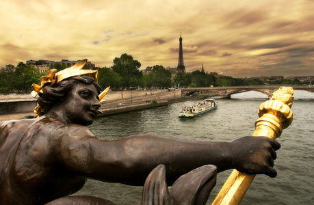 从亚历山大三世桥上看到的巴黎城市景观。