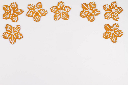白色背景的姜饼饼干。姜饼饼干雪花。圣诞节, 新年和寒假的概念。从上往下看, 顶部, 水平