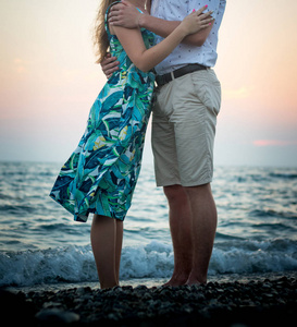 年轻快乐的夫妻，在海滩上