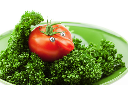 番茄，鼻子在绿色盘子上，隔离在白色上