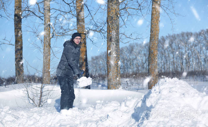 下雪的冬天, 人们从路上铲雪