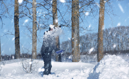 下雪的冬天, 人们从路上铲雪