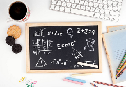 数学公式, 教育和知识概念。白色办公桌上的黑板