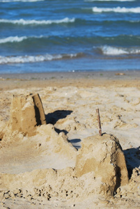 儿童在海滨堆成的沙堡