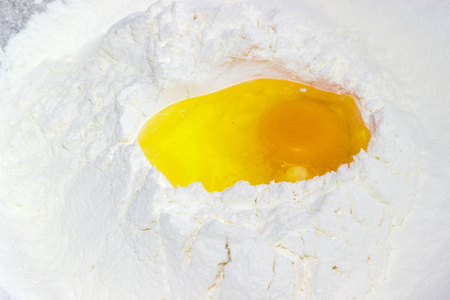 碎鸡蛋在一堆面粉特写