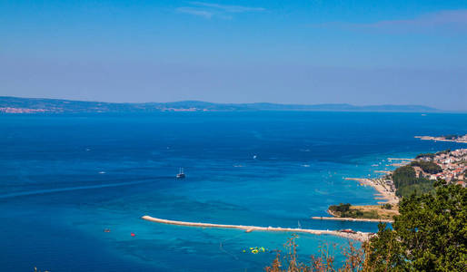 Omis，克罗地亚城镇的景观。达尔马提亚沿海