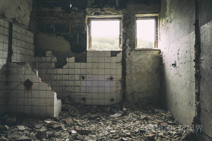 urbex 的恐怖和可怕的老工厂.被毁坏的砖的古废墟的退色的相片