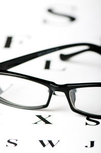 视力桌上的光学阅读眼镜