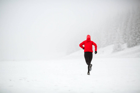 小径奔跑妇女在冬天山