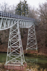 从桁架上建的河上的桥。桥梁, 桁架加入 b