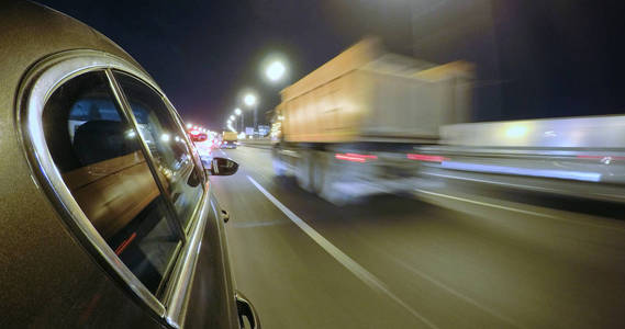 这辆车在夜间城市道路上高速行驶