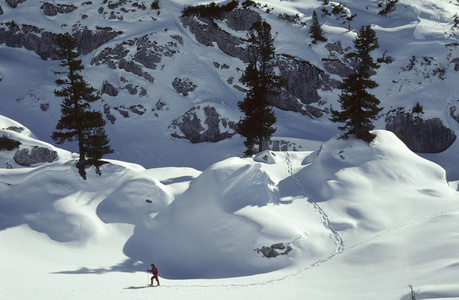 人雪地行走在 Rofan 山, 奥地利