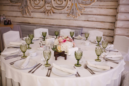 餐桌装饰用白色的花朵和蜡烛举行婚礼