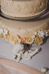 婚礼蛋糕装饰米色的花朵从奶油6729