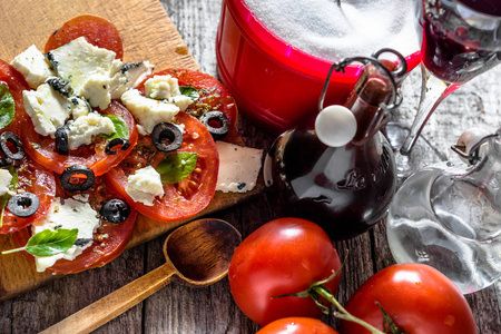 希腊沙拉配番茄和蓝干酪, 健康饮食, 素食概念