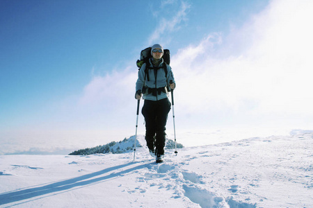 带着背包和帐篷冬季登山活动