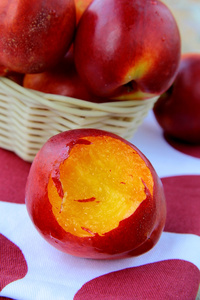 一张木桌上放着鲜熟的红桃
