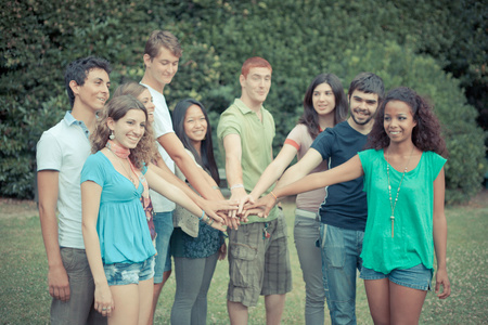 快乐的青少年团体与手堆叠