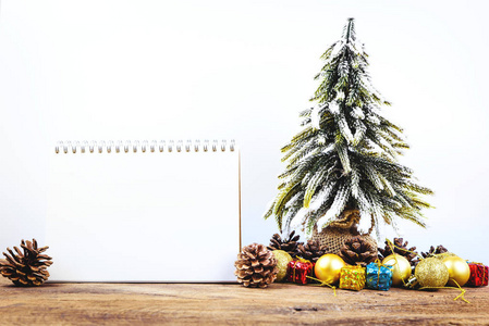 圣诞节或新年背景与空白笔记垫, 松树锥体