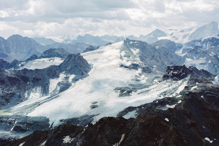 在阿尔卑斯山的美丽景观的视图