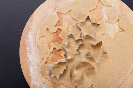 烘焙概念自制有机黄油糖曲奇饼面团在圆木板和曲奇刀各种各样的形状与拷贝空间