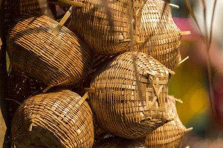 泰国当地市场的纪念品篮和美丽的藤蔓植物