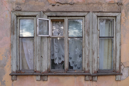 在老房子里的旧窗口图片