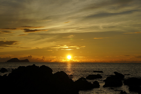 海上日落。 婆罗洲。