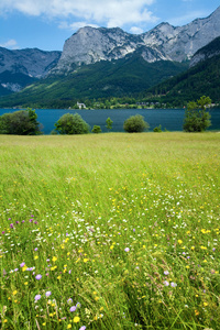 高山夏季湖景