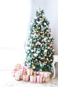 圣诞节的客厅里有一棵圣诞树, 礼物和一扇大窗户。美丽的新年装饰经典家居内饰