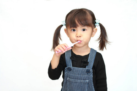 日本女孩刷牙3岁