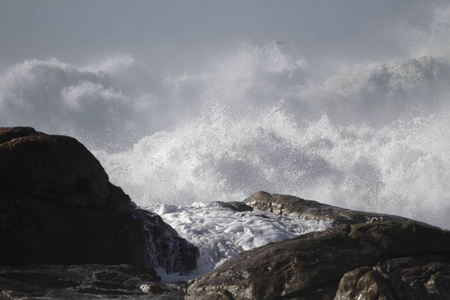 海浪打破岩石
