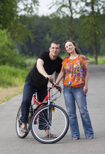 快乐的一对夫妇骑自行车