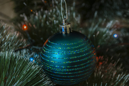 彩色背景装饰圣诞树