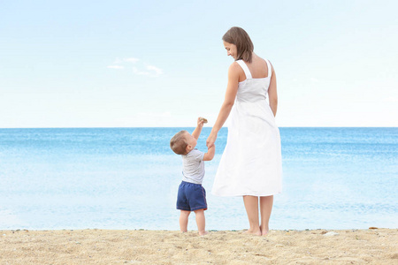快乐妈妈带小儿子上海滩图片