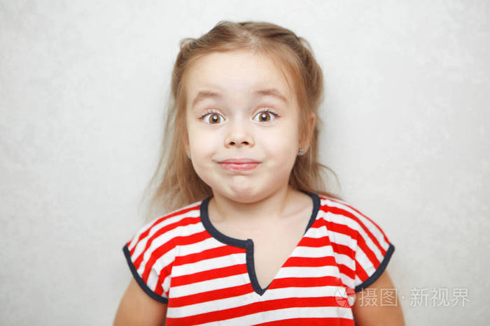 惊讶的小女孩与拱形的眉毛人像照片