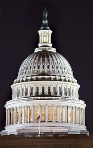 美国国会大厦穹顶在华盛顿夜间关闭