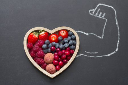 健康饮食心抽象概念与强人手在黑板上