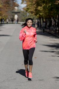 亚军体育妇女秋季运动服跑步和在城市公园慢跑户外锻炼的训练微笑快乐
