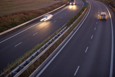 公路交通运动在公路机动车道人行道上模糊的卡车