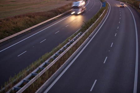 公路交通运动在公路机动车道人行道上模糊的卡车