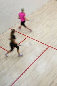 两名女子壁球运动员在壁球场上的快速动作