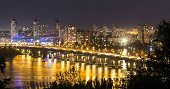 基辅 基辅 城市, 乌克兰首都在 Dni 旁边的夜晚