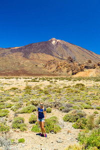 在特内里费岛上德火山的女孩