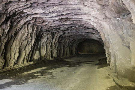 老公路隧道在山